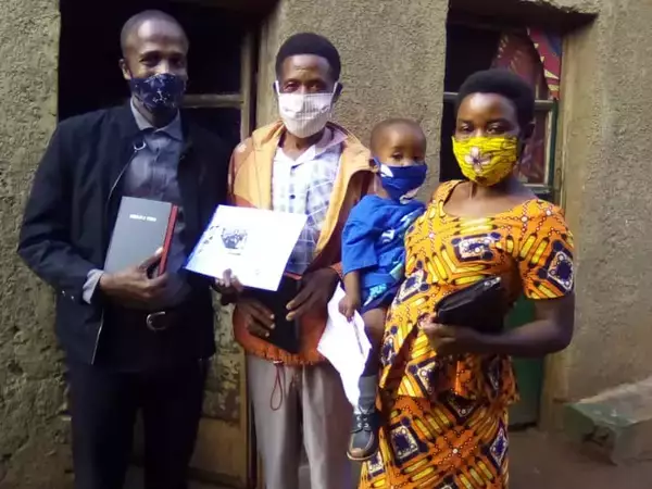 Missionário africano fazendo discipulado